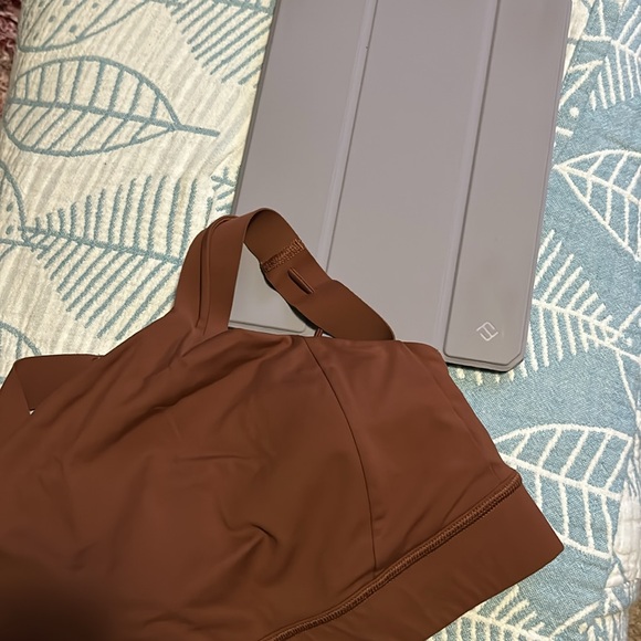 EUC Lululemon bra with removable cups - Picture 5 of 5